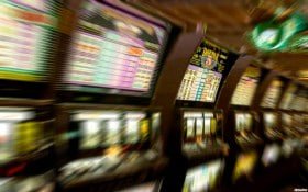Pengguna memeriksa data akun di ponsel